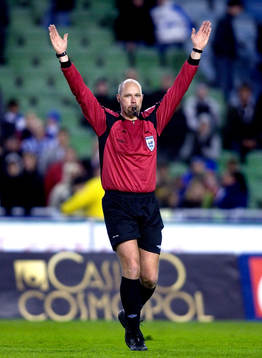 Martin Hansson, domare, huvuddomare, blåser av matchen,