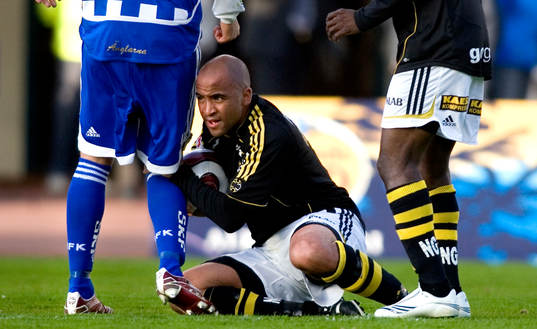 Jimmy Tamandi, AIK, har bollen i famnen, hands