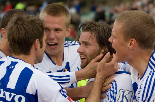 Jonatan Berg,  Göteborg,  kramas om av lagkamraterna