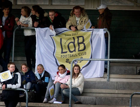 Nya supporter flaggor på läktaren