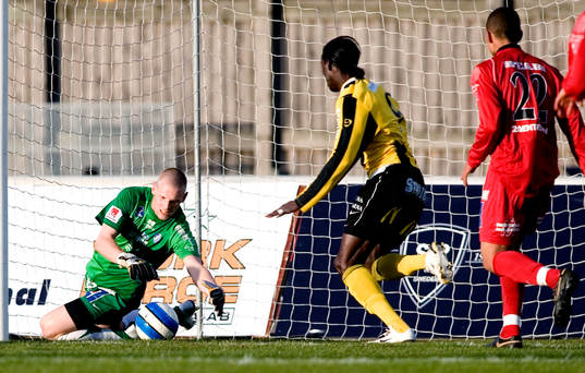Rasmus Ryden, målvakt, Falkenberg, gör en räddning,
