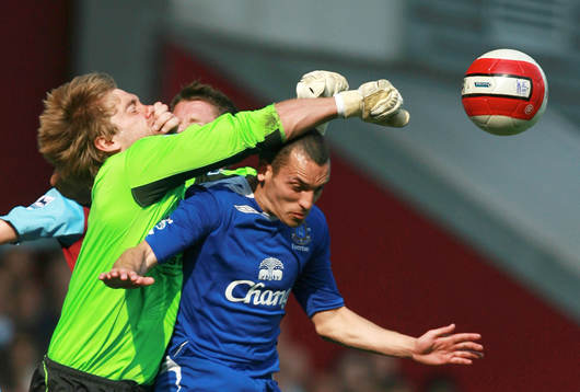 Med en hand i ansiktet boxar Robert Green, målvakt, West
