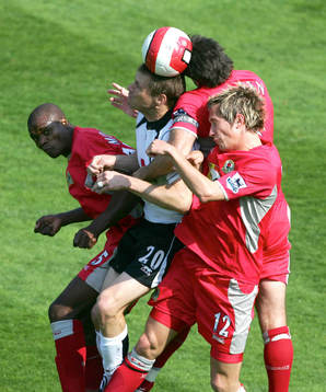 Brian McBride, Fulham trycks mellan L-R Benni McCarthy,