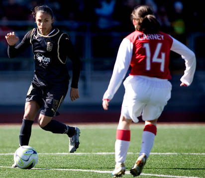 Marta, Umeå, dribblar bort, Karen Carney, Arsenal