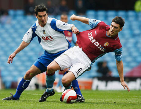 Richard Hughes, Portsmouth och Gareth Barry, Aston Villa
