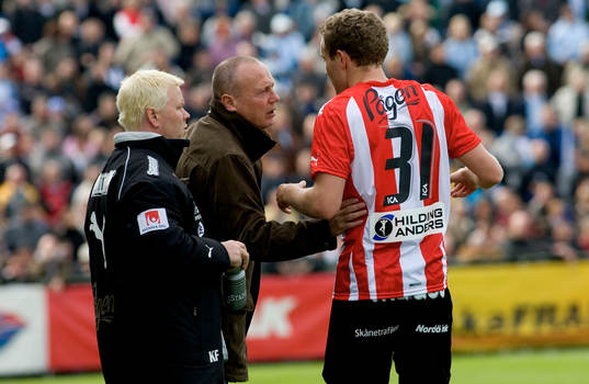 Sören Åkeby, tränare ger råd till Jonatan Johansson, MFF