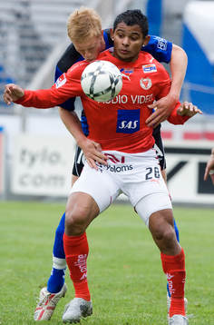 Peter Larsson kramar Ari Da Silva Ferreira