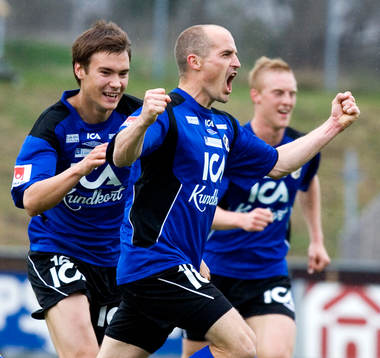 1-1, Magnus Arvidsson har kvitterat och grattas. Jubel