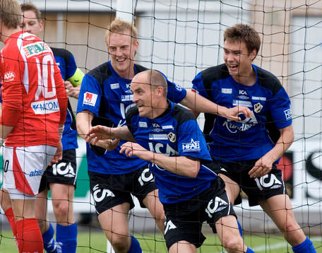2-1, Magnus Arvidsson jublar inne i nätmaskorna och