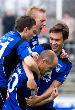 Magnus Arvidsson, Halmstad, grattas av Tibor Joza, Peter
