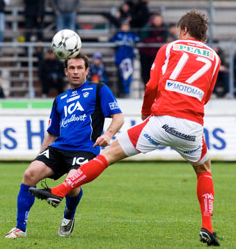 Hasse Mattiasson, Halmstad slår bollen vid sidan om Viktor