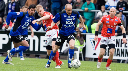 Magnus Arvidsson, Halmstad driver bollen. Mikael Eklund och