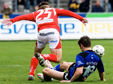 César Sántin, Kalmar blir tacklad, glidtackling, tackling