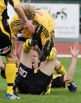 Oskar Olsson grattas av Mikael Larsson, jubel, glädje