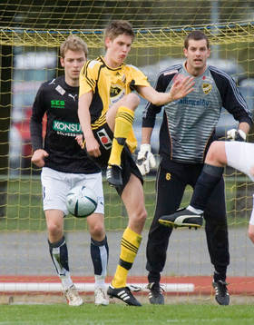 Simon Larsson, Hässleholm rensar bollen. Joel Ringström,