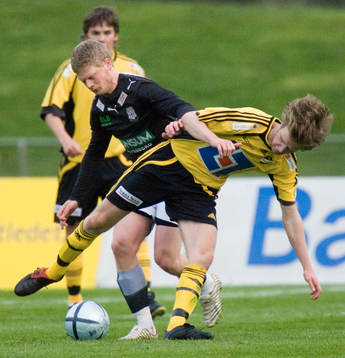 Oskar Olsson röjs undan av sölvesborgsspelare