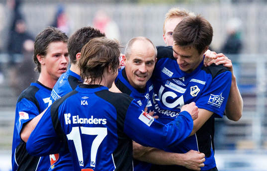 Magnus Arvidsson, Halmstad, grattas av Tibor Joza, Peter