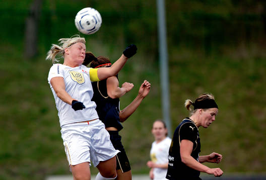 Nilla Fischer, Malmö går upp i nickduell