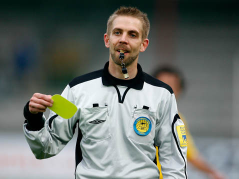 Johan Hamlin, Domare, ger gult kort