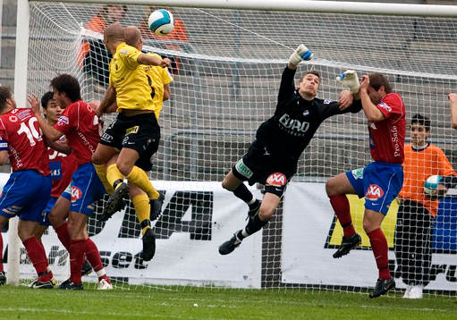 Robin Malmqvist, målvakt Öster, gör en räddning