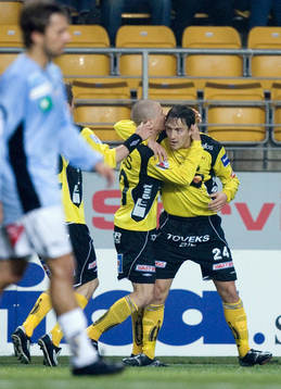 1-1, Stefan Ishizaki har kvitterat och grattas