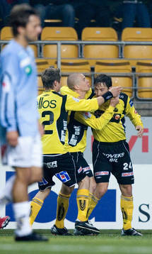 1-1, Stefan Ishizaki har kvitterat och grattas