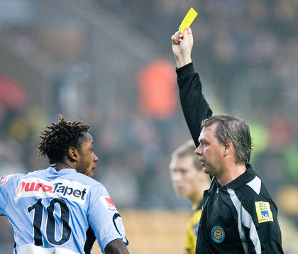 Yannick Bapupa, Gefle, får gult kort. Domare. Varning