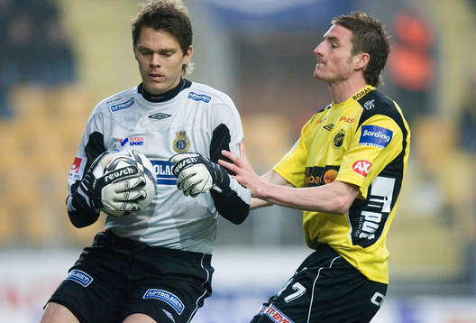 James Keene, Elfsborg, stöttar Mattias Hugosson, målvakt,
