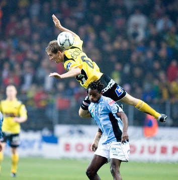 Daniel Alexandersson flyger över Yannick Bapupa