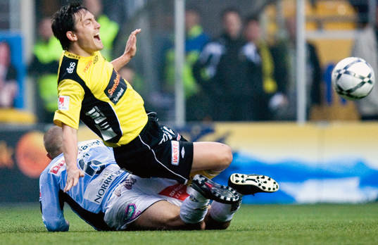 Målskytten Anders Wikström fäller Stefan Ishizaki