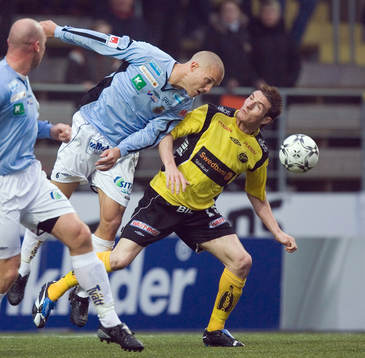 Målskytten Anders Wikström nickar framför James Keene