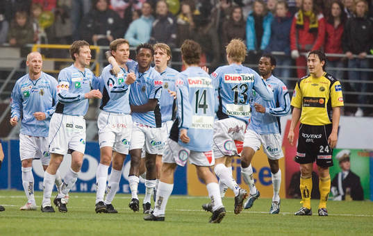 0-1, Målskytten Anders Wikström grattas. Jubel