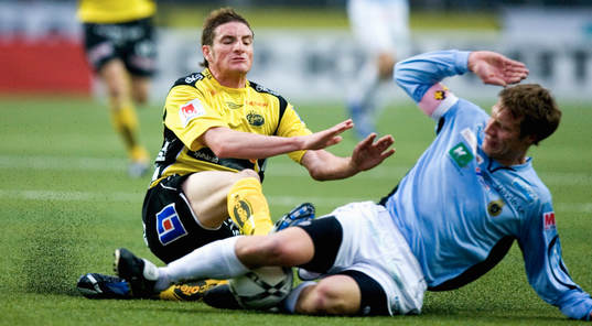 James Keene trycker till Daniel Bernhardsson