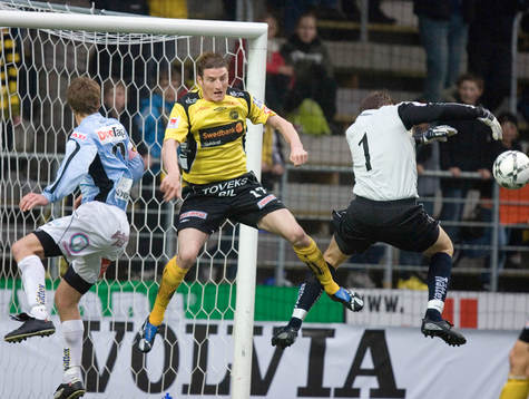 James Keene framme och oroar Mattias Hugosson