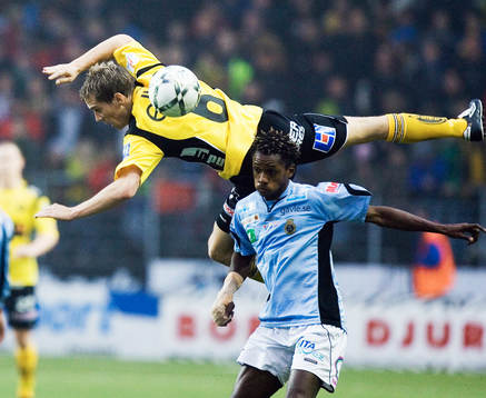 Daniel Alexandersson flyger över Yannick Bapupa