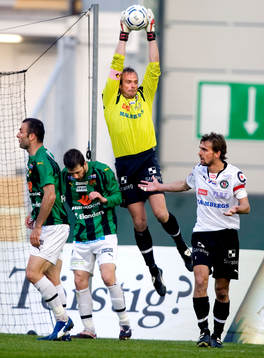 Peter Westman, Målvakt, Örebro. plockar ner ett inlägg