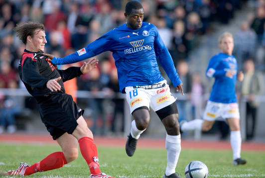 Michael Mensah, Trelleborg, trycker undan Jacob Glans,