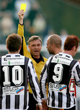 Åke Andreasson, domare, ger gult kort till Jörgen