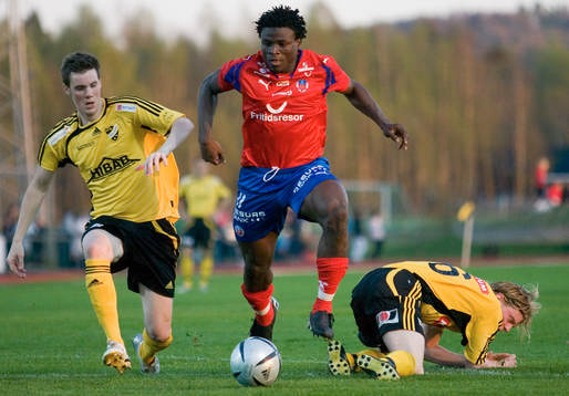 Razak Omotoyossi går förbi Peter Olsson och Erik Persson