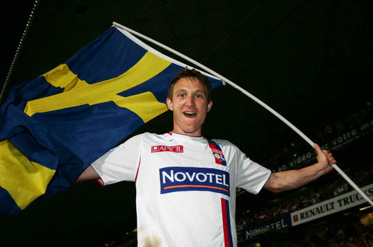 Kim Källström med svenska flaggan