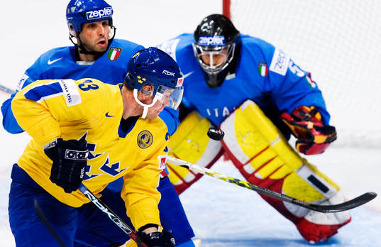 Fredrik Emvall framför Andrea Carpano