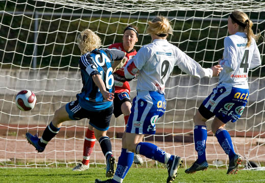 Victoria Svensson, Djurgården gör 1-0 på Jenny Olsson,