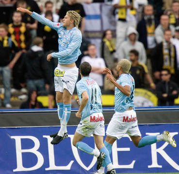 2-0, Ola Toivonen, som jublar och jagas av grattande Yksel