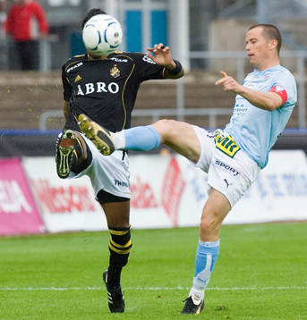 Huvudlöst spel av AIK, Daniel Andersson tar bollen