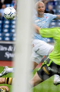 3-0, Junior, som chippar in bollen, hans andra mål för