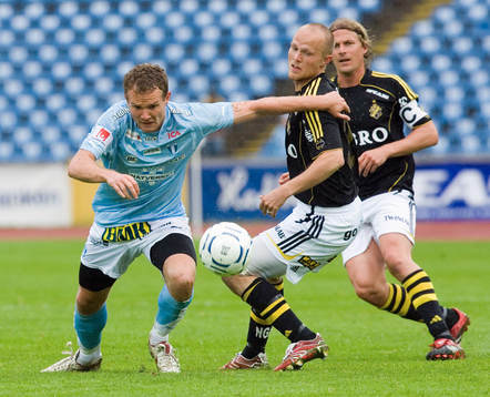 Målskytten Jonatan Johansson mot Nicklas Carlsson