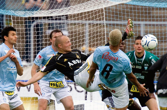 Nicklas Carlsson försöker en cykelspark mot Jonas
