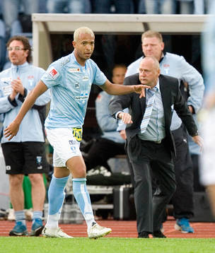 1-0, MFF-tränaren Sören Åkeby grattar målskytten Junior