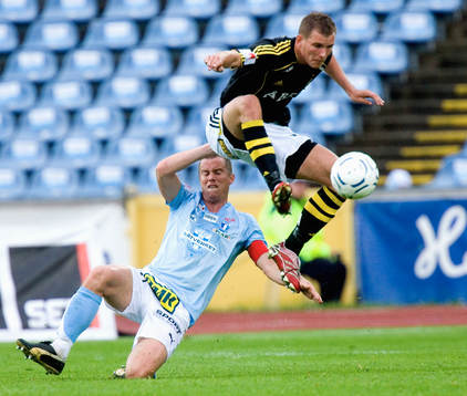 Daniel Andersson försöker stoppa en AIK-are