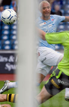 3-0, Junior, som chippar in bollen, hans andra mål för